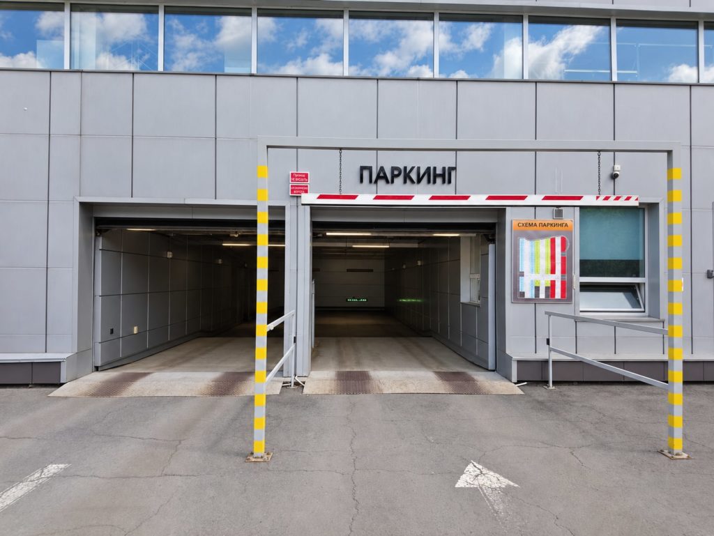 Въезд в подземный паркинг в Бизнес Холле, Новокузнецк